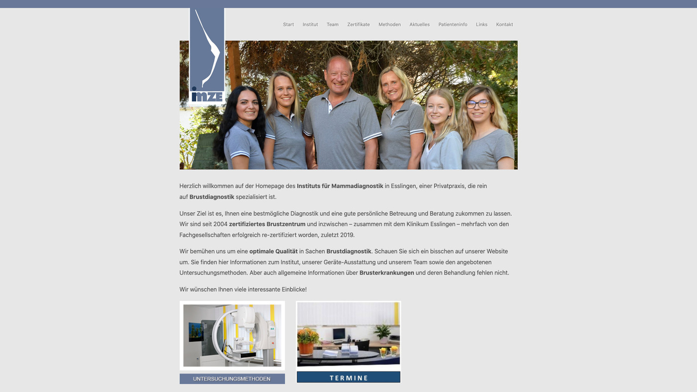 Fünf Personen in grauen Poloshirts stehen vor Bäumen, Gruppenfoto auf der Webseite des Instituts für Mammadiagnostik in Esslingen